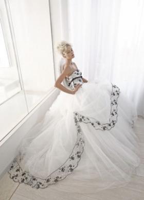 Abito da sposa con ricami neri sul corpetto e sulla gonna - Collezione Bianco e Nero