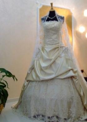 Abito da sposa con velo e sopragonna in pizzo