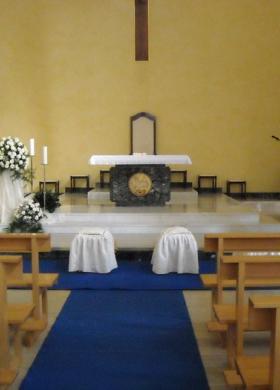 La chiesa in blu per il matrimonio