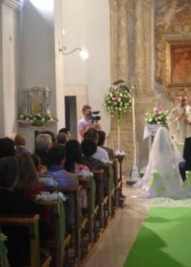 Allestimento floreale con guida verde per la chiesa