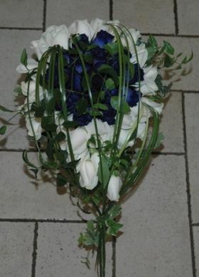 Fiori bianchi e blu per l'allestimento della chiesa