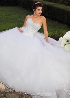 Vestito ad sposa principesco con decori alle estremità