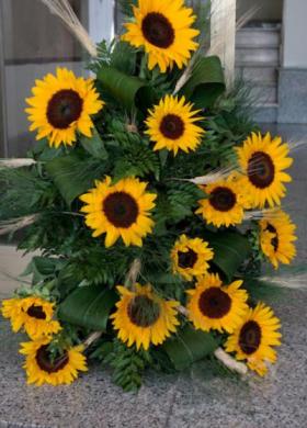 Allestimento floreale di girasoli per la location di matrimonio