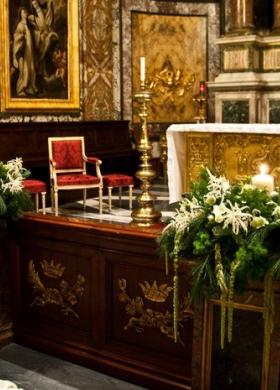 Allestimento floreale per la chiesa con candele