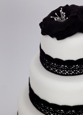 Torta bianca e nera per il matrimonio