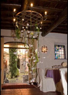 Decorazione per il lampadario della location di matrimonio