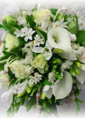 Bouquet romantico con calle e fiorellini bianchi