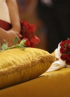 Il bouquet della sposa di rose rosse