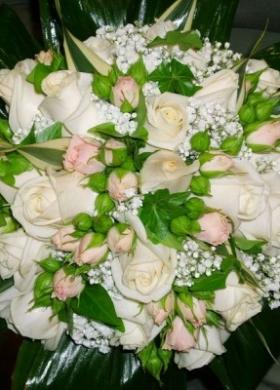 Bouquet di rose bianche e rosa per la sposa