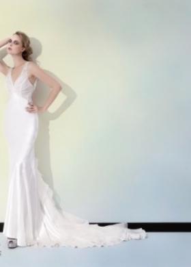 Vestito da sposa con scollatura a V e coda lunga