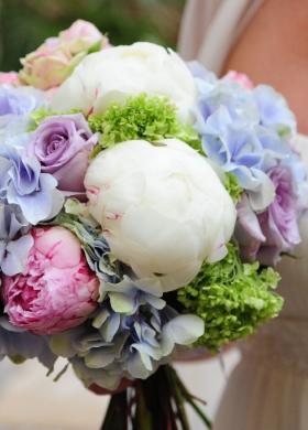 Bouquet per la sposa di peonie, rose e ortensie