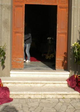 Allestimento floreale per l'ingresso della chiesa