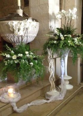 Scenografie floreali in bianco per la chiesa