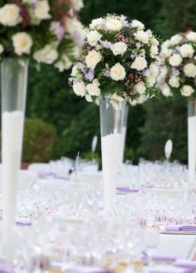 Alzate con rose lilla e bianche per il matrimonio