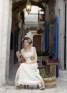 Acconciatura raccolta con fiori applicati - Abito Daniela Gristina - Foto Fulvio Terenzi