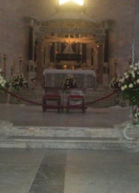 Allestimento floreale per la chiesa del matrimonio con alti vasi