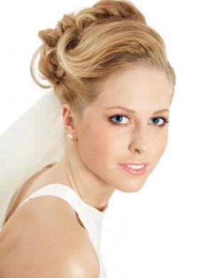 Make up naturale e acconciatura classica per la sposa