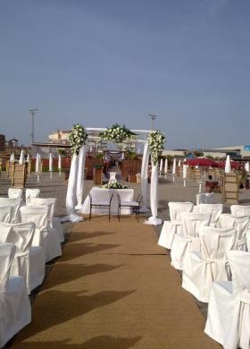 Allestimento del matrimonio sulla spiaggia con houppa