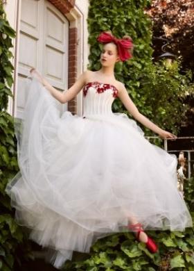 Vestito da sposa con corpetto stretto e gonna in tulle - Collezione Il Giardino incantato