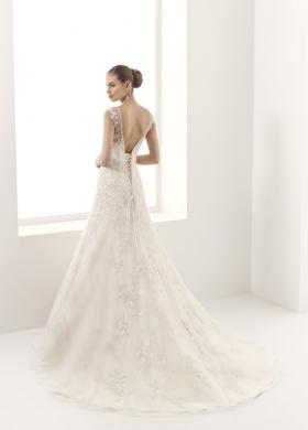 Abito da sposa classico con strascico