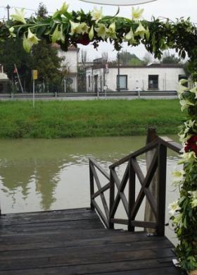 Allestimento dell'archetto di passaggio per la gondola