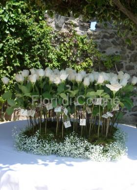 Decorazione floreale di un tavolo per il matrimonio