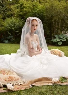 Abito da sposa con scollatura a cuore e velo lungo - Collezione Il Giardino incantato