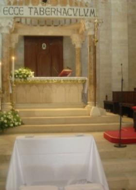 Addobbi floreali bianchi per l'altare della chiesa