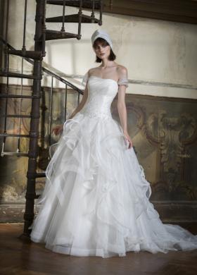 Abito da sposa con spalline scivolate e gonna con rouches