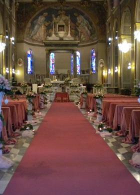 Addobbo floreale sui toni del rosa per la chiesa