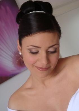 Acconciatura con chignon alto e trucco rosa