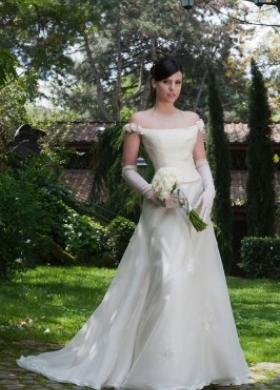 Abito da sposa con spalline scivolate e guanti