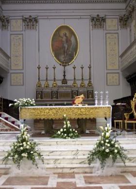 Allestimento floreale dell'altare per la cerimonia di matrimonio