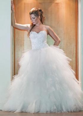 Vestito da sposa con gonna effetto piume e corpetto ricamato