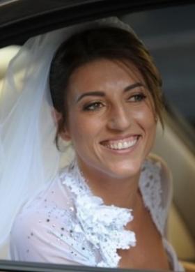 Make up dai toni del marrone con capelli raccolti per la sposa