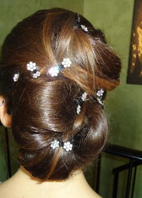 Capelli raccolti con piccoli strass per la sposa