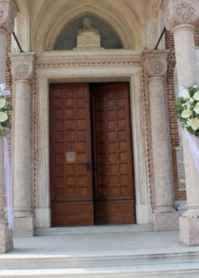 Allestimento elegante fuori dalla chiesa per le nozze