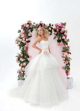 Abito da sposa con rosa sul fianco