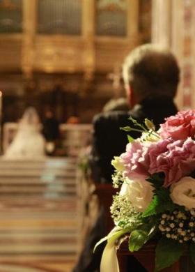 Fiori bianchi e rosa per i banchi della chiesa