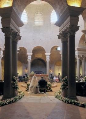 Addobbi floreali in chiesa per la cerimonia di matrimonio