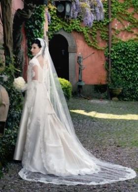 Abito da sposa con velo lungo in pizzo