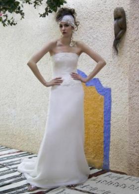 Daniela Gristina - Abito da sposa con scollo tagliato e gonna con leggero strascico