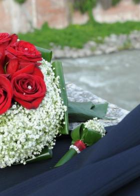 Bouquet con rose rosse