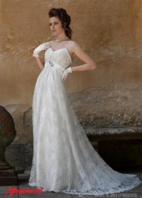 Vestito da sposa con scollo a cuore e ricami in pizzo