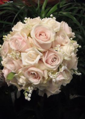 Bouquet di rose rosa per la sposa