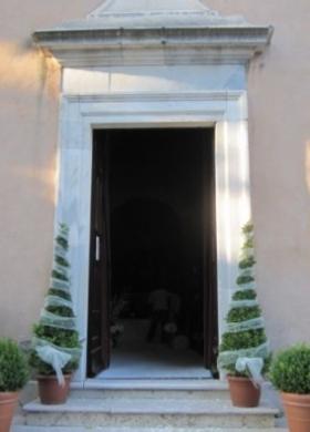 Allestimento floreale della chiesa per il matrimonio