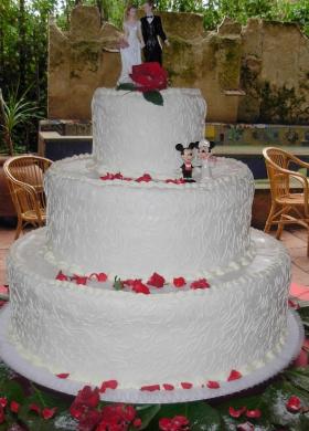 Torta nuziale bianca con petali rossi