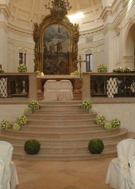 Allestimenti floreali eleganti per il matrimonio in chiesa