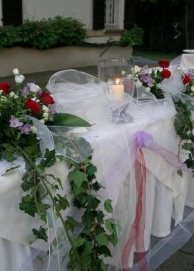 Allestimento con fiori, tulle e candele per il tavolo del buffet