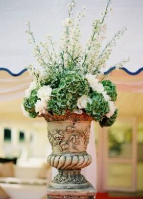 Allestimento floreale con delphinium peonie e ortensie